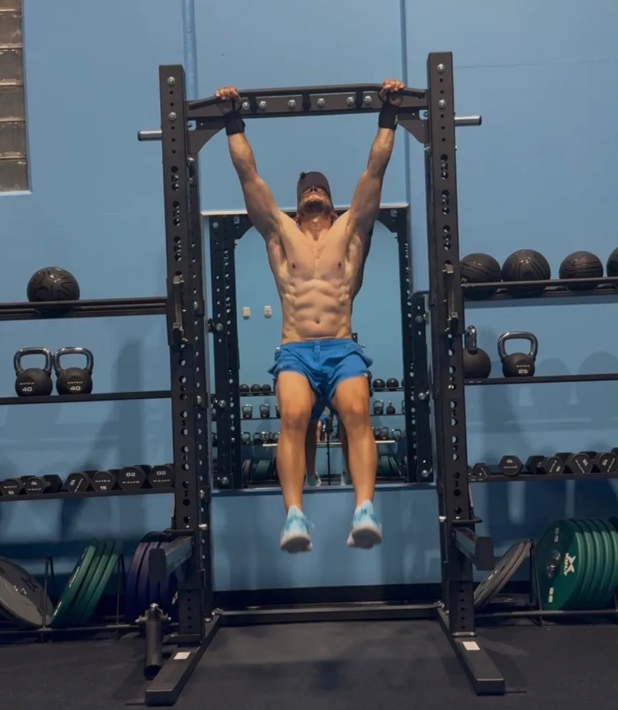 Santiago Zuluaga entrenando en la barra de dominadas